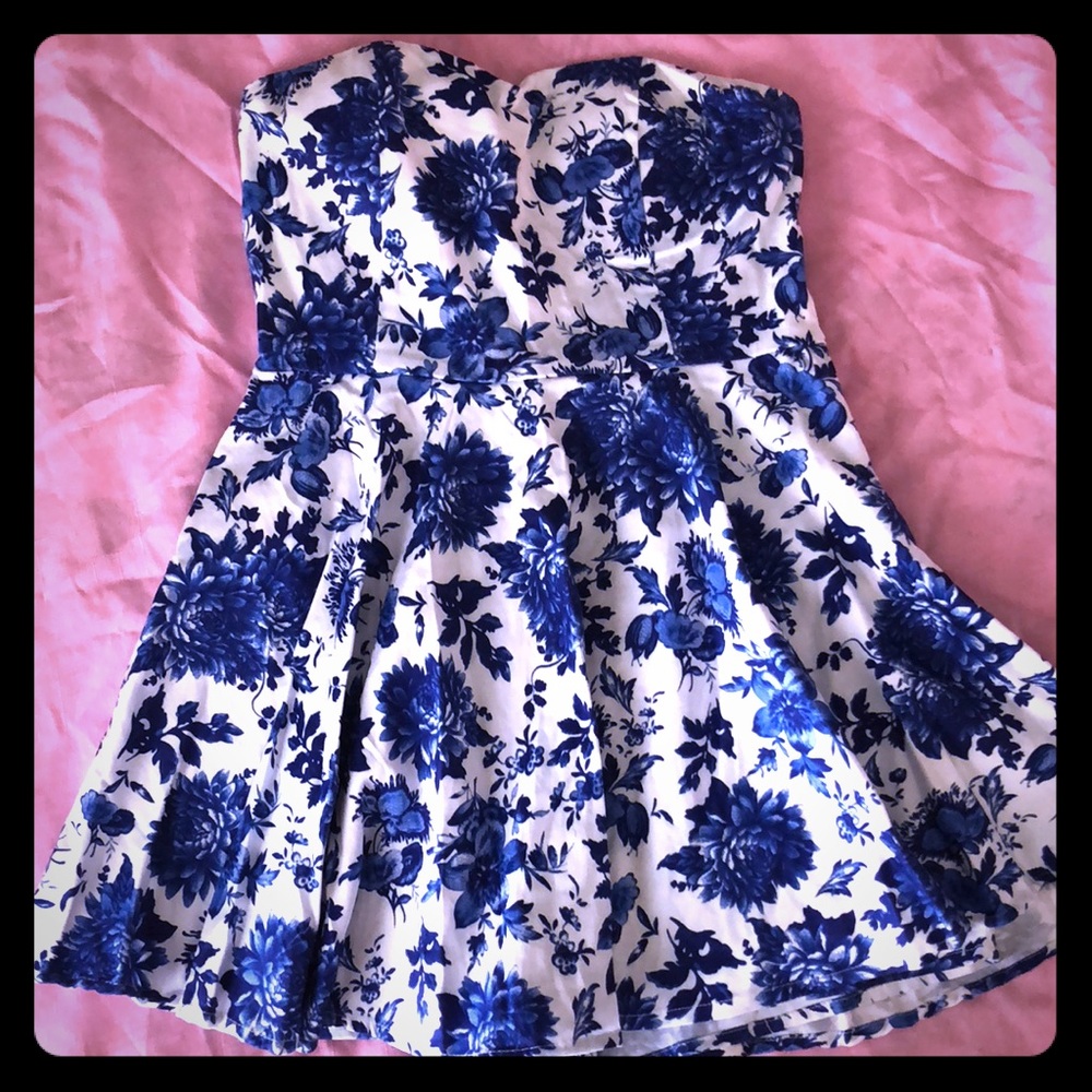 Vestido corto con short debajo de la falda